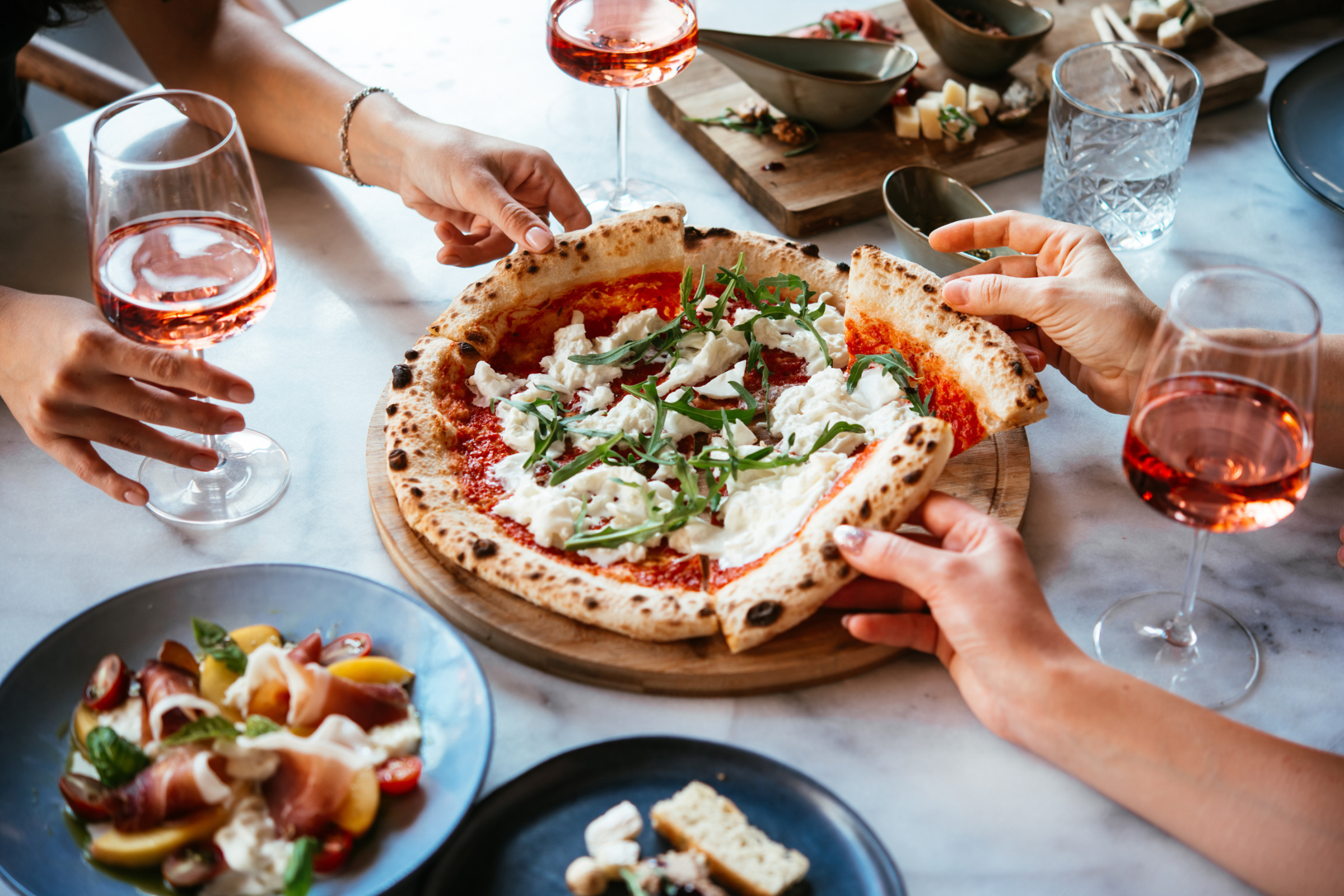 6 vinos divertidos para servir en una noche de pizza